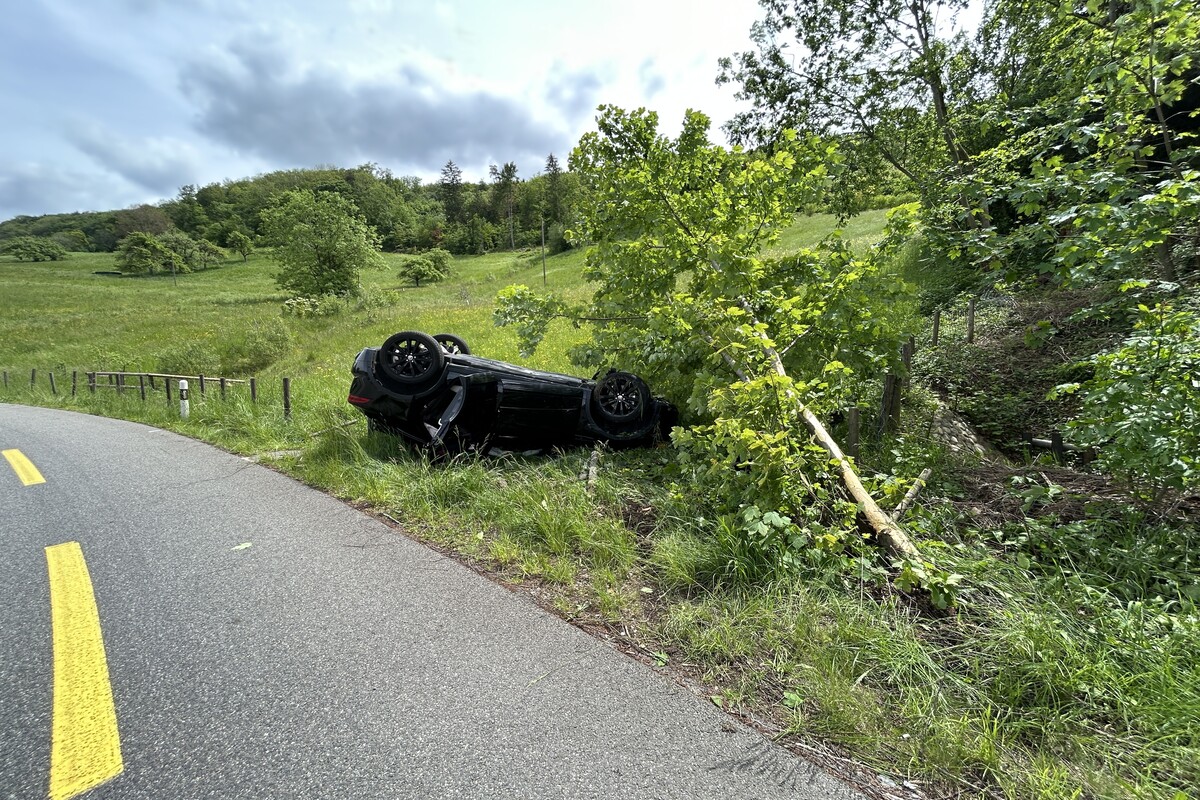 Ennetbaden AG - Auto landet nach Unfall auf dem Dach