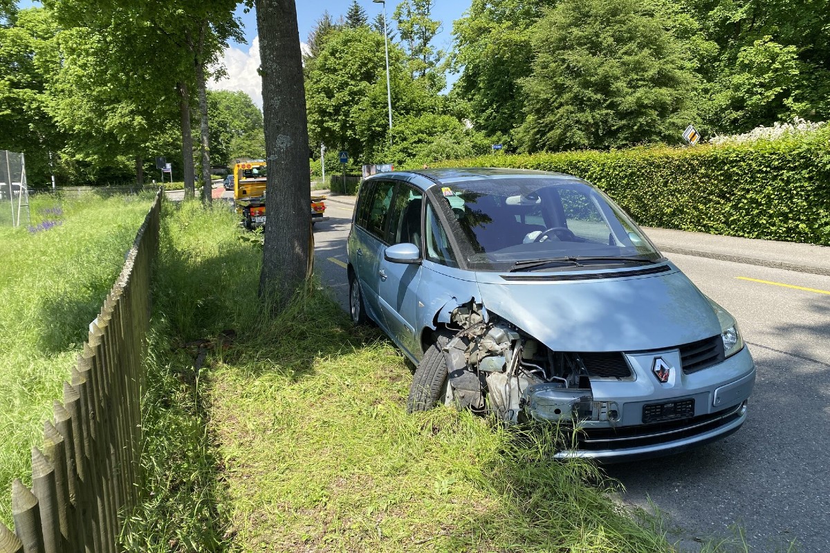 Unfall in Schaffhausen - Auto prallt in Baum