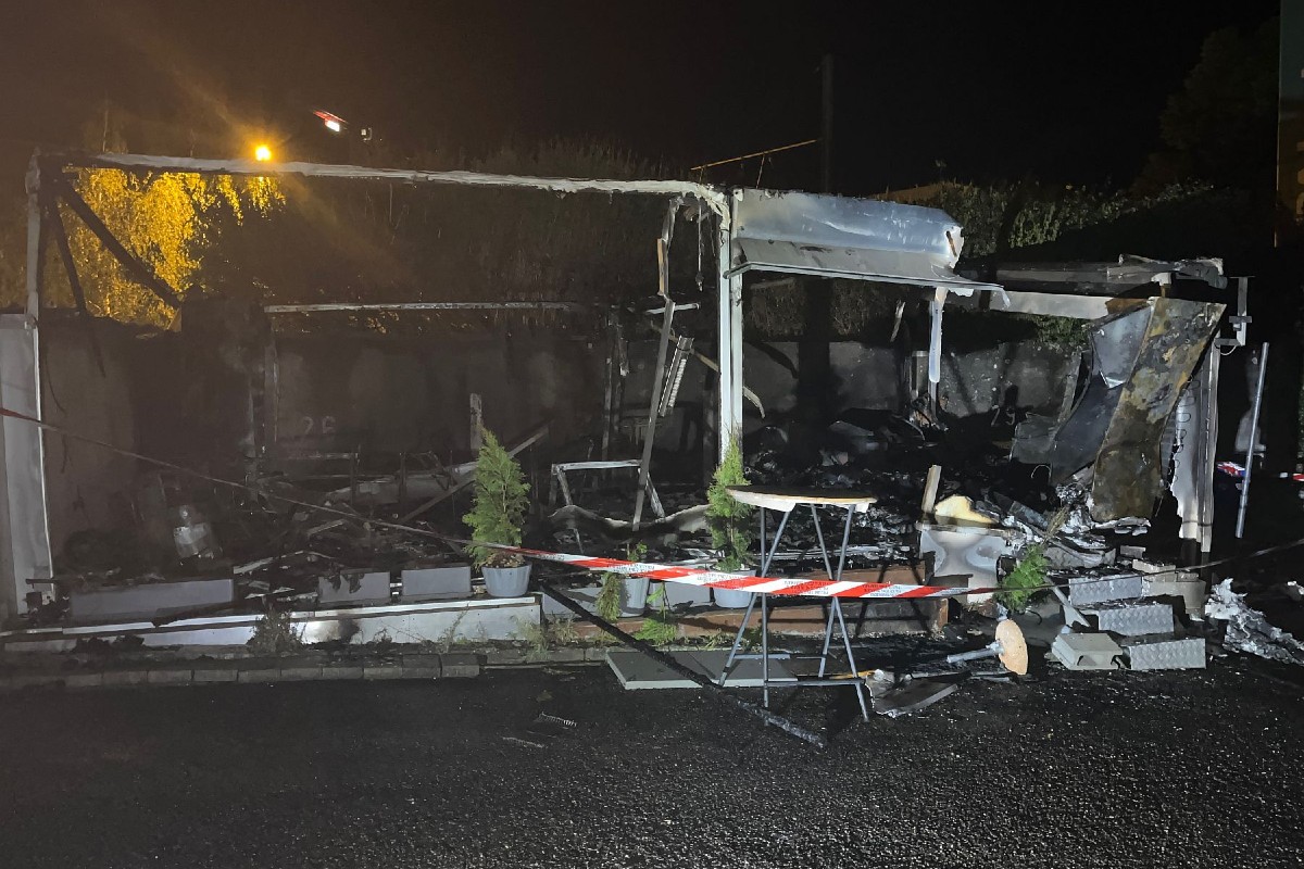 Aesch BL - Imbissstand von den Flammen zerstört