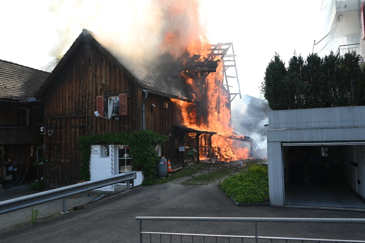 Brand heute in Bichwil SG - Die Löscharbeiten dauern an