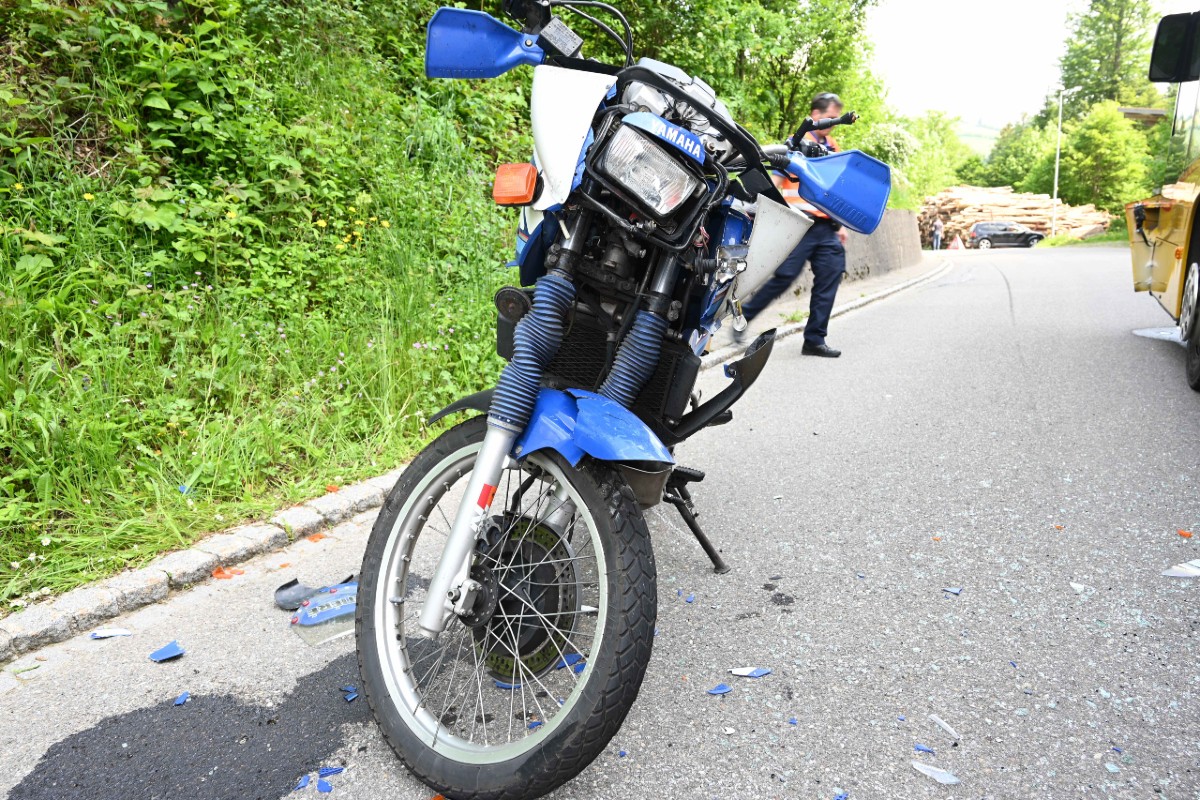 Unfall gestern in St. Peterzell SG - Frontalkollision mit Postauto