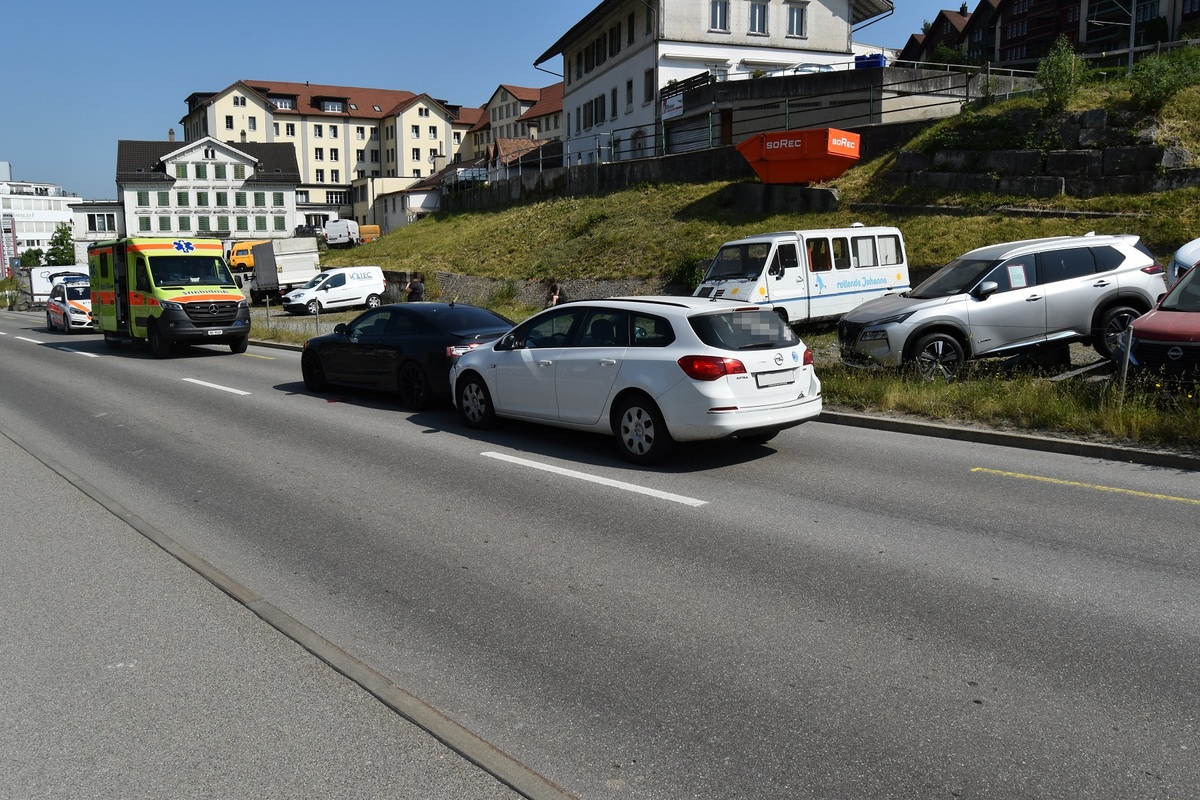 Unfall gestern in Herisau AR - Auffahrkollision aufgrund von Ablenkung durch Radio