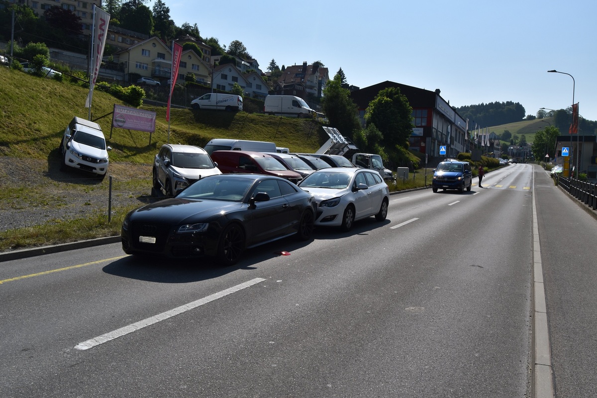Unfall gestern in Herisau AR - Auffahrkollision aufgrund von Ablenkung durch Radio