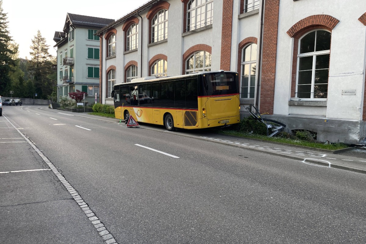 Unfall in St. Gallen - Mit Postauto gegen Hauswand gefahren