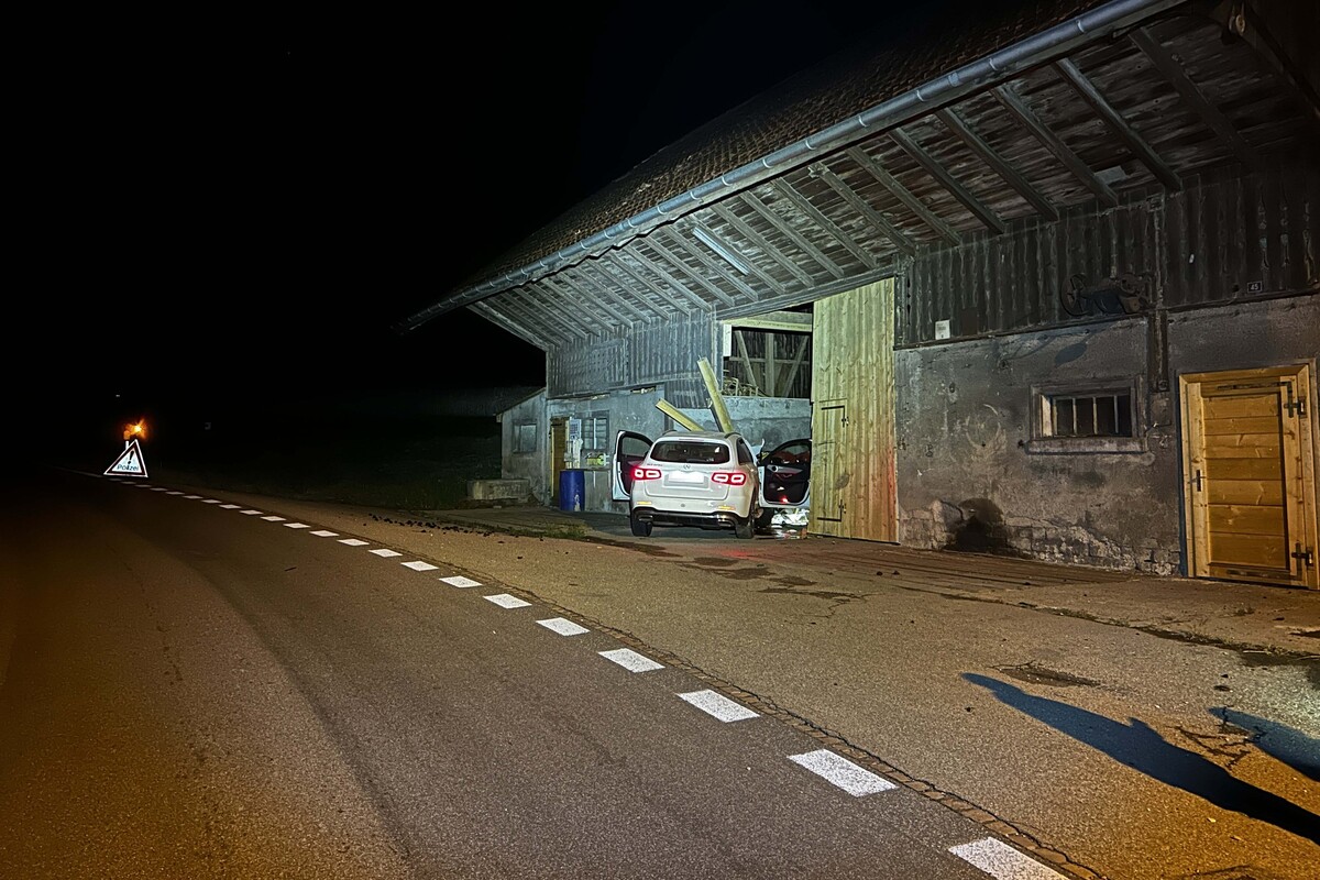 Unfall heute in Aristau AG - In eine alte Scheune gefahren