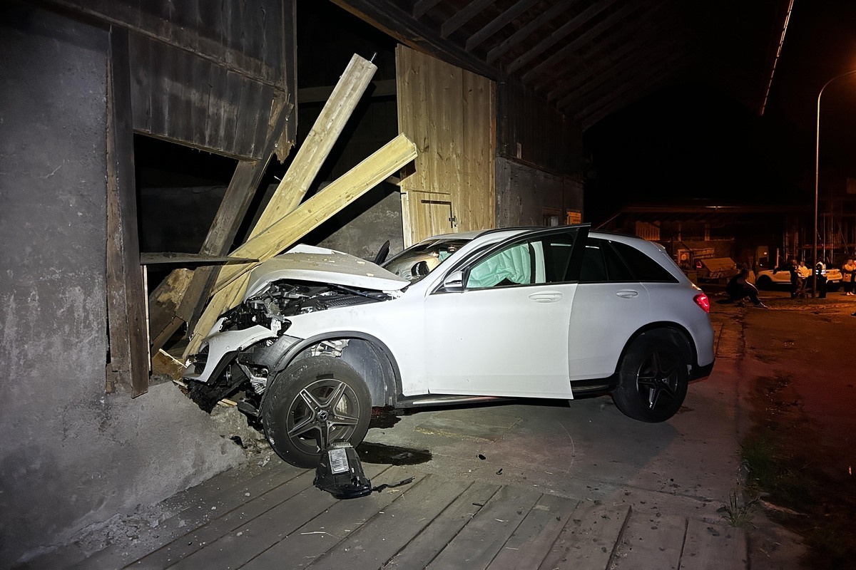 Unfall heute in Aristau AG - In eine alte Scheune gefahren