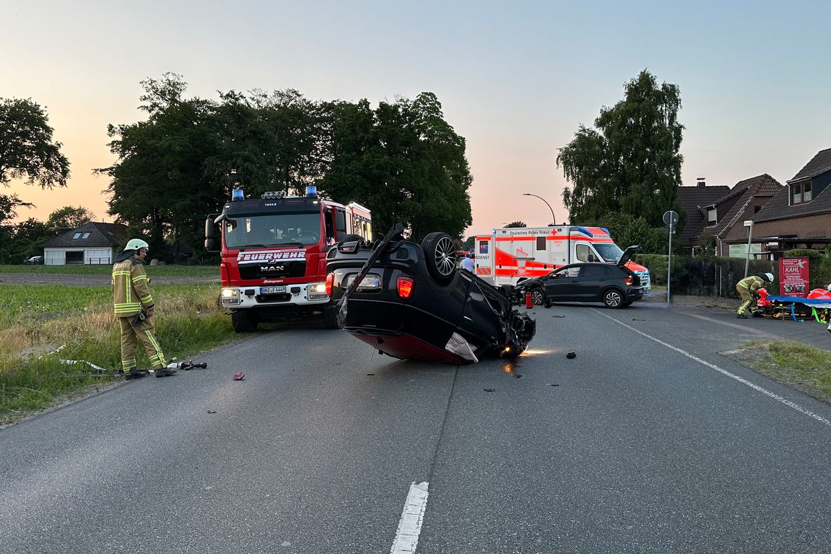 Osterholz-Scharm NI - Auto landet nach Unfall auf dem Dach
