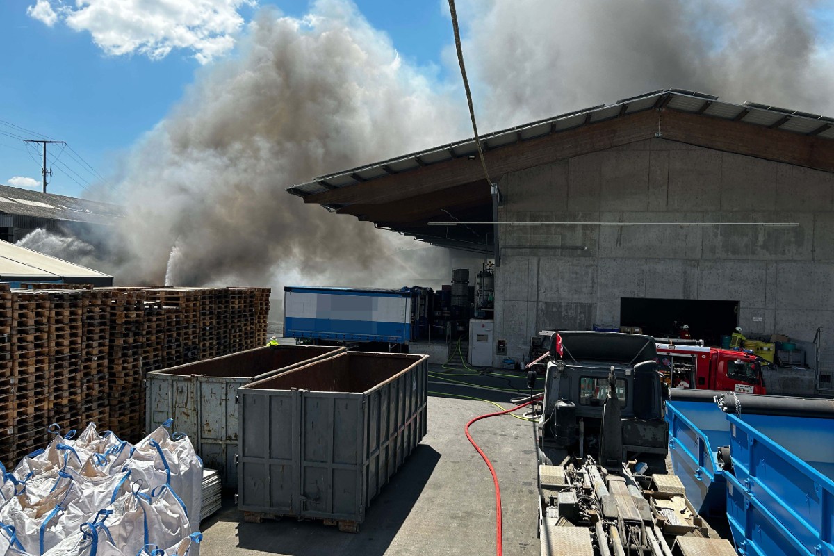 Klingnau AG - Brand in Recyclingbetrieb verursacht hohen Schaden