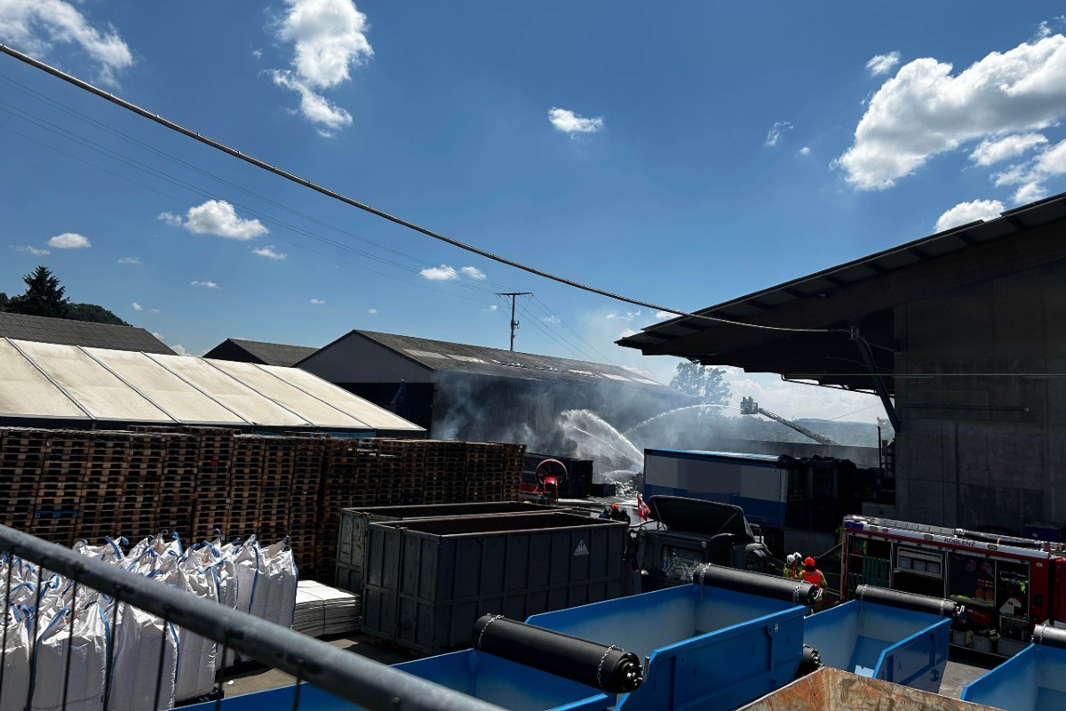 Klingnau AG - Brand in Recyclingbetrieb verursacht hohen Schaden