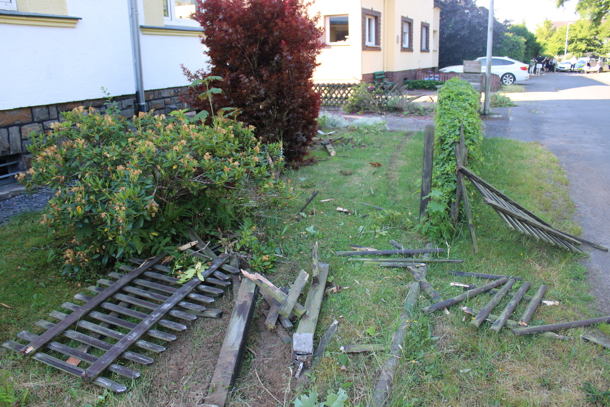 Siegburg NW – 17-Jähriger verunfallt mit fremden Auto