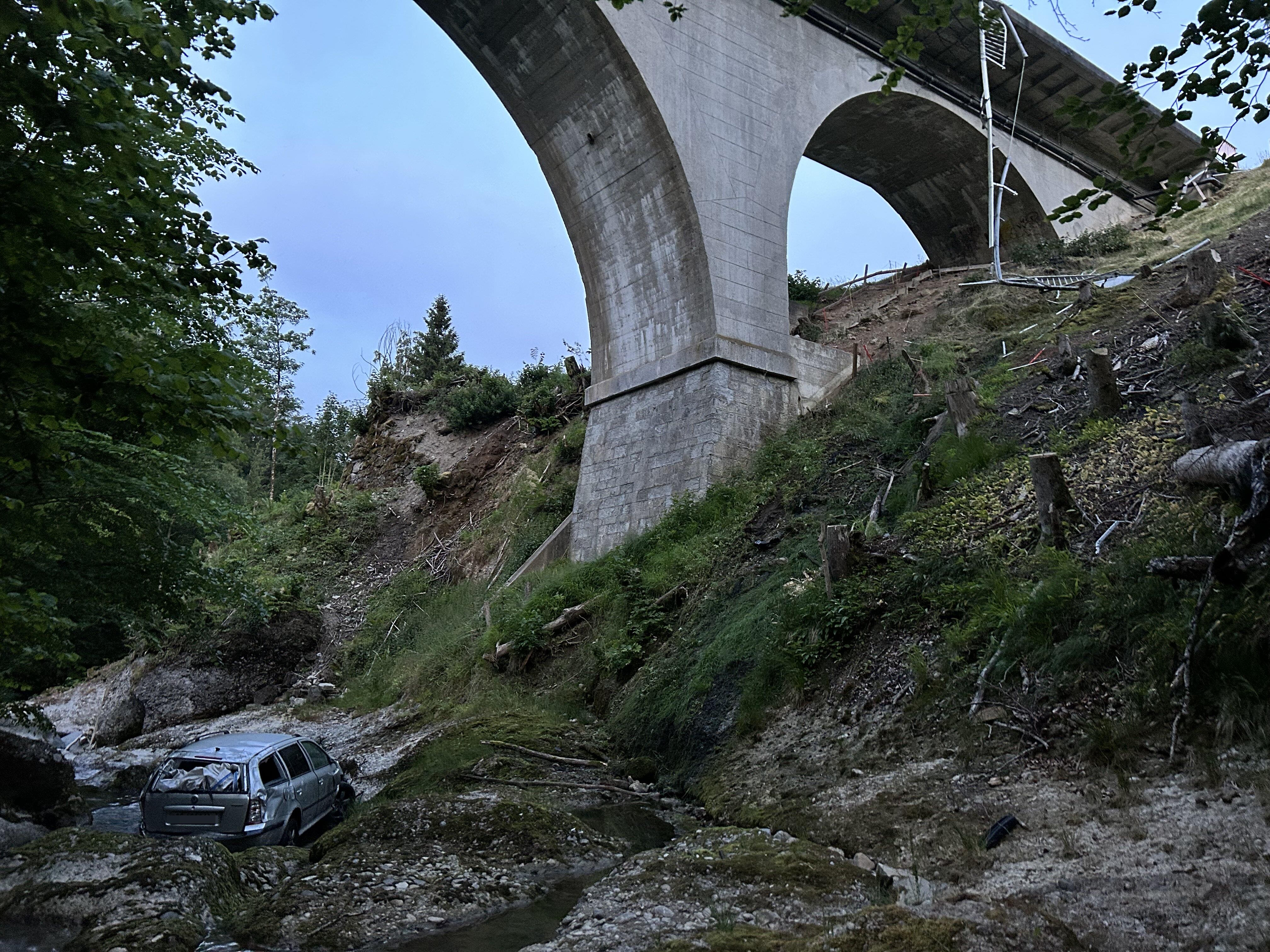 Horrorunfall in Ennetbühl SG - Skoda fliegt nach Unfall von der Brücke 20 Meter in die Tiefe
