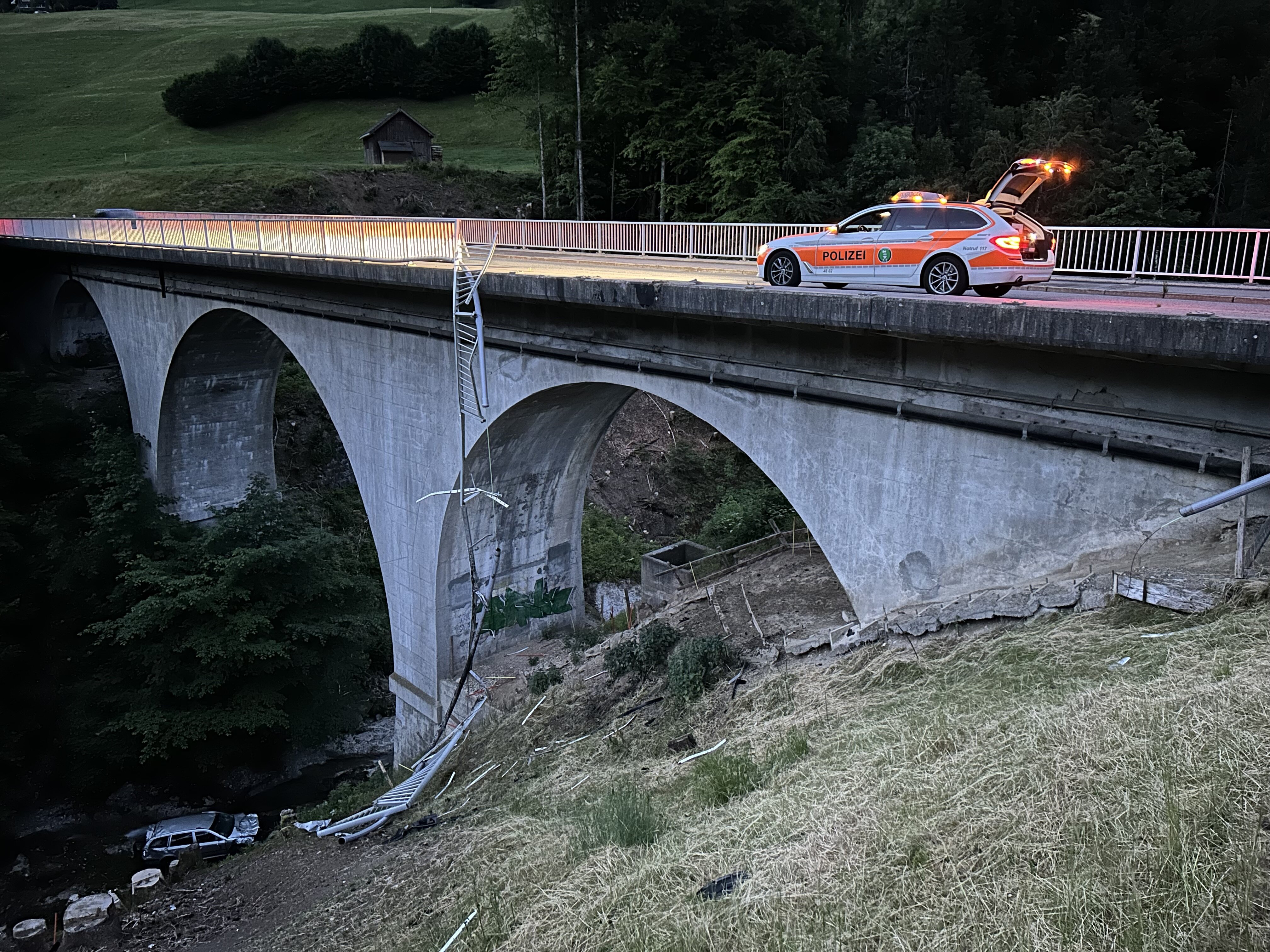 Horrorunfall in Ennetbühl SG - Skoda fliegt nach Unfall von der Brücke 20 Meter in die Tiefe