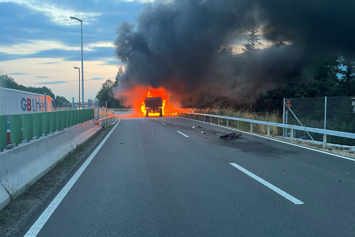 Horrorunfall in Pratteln BL - Töfffahrer tot - Traktor in Flammen