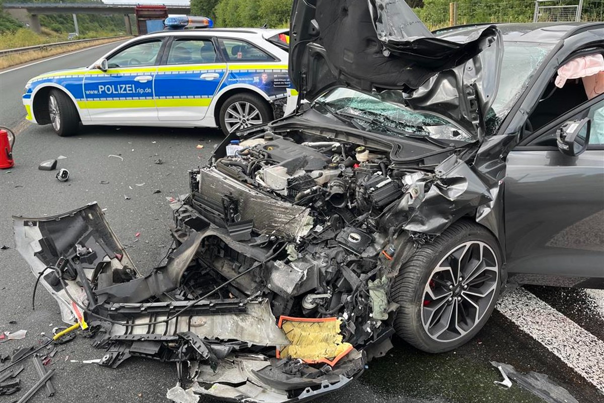 Laudert (DE) - Ford kracht ungebremst in Polizeiauto