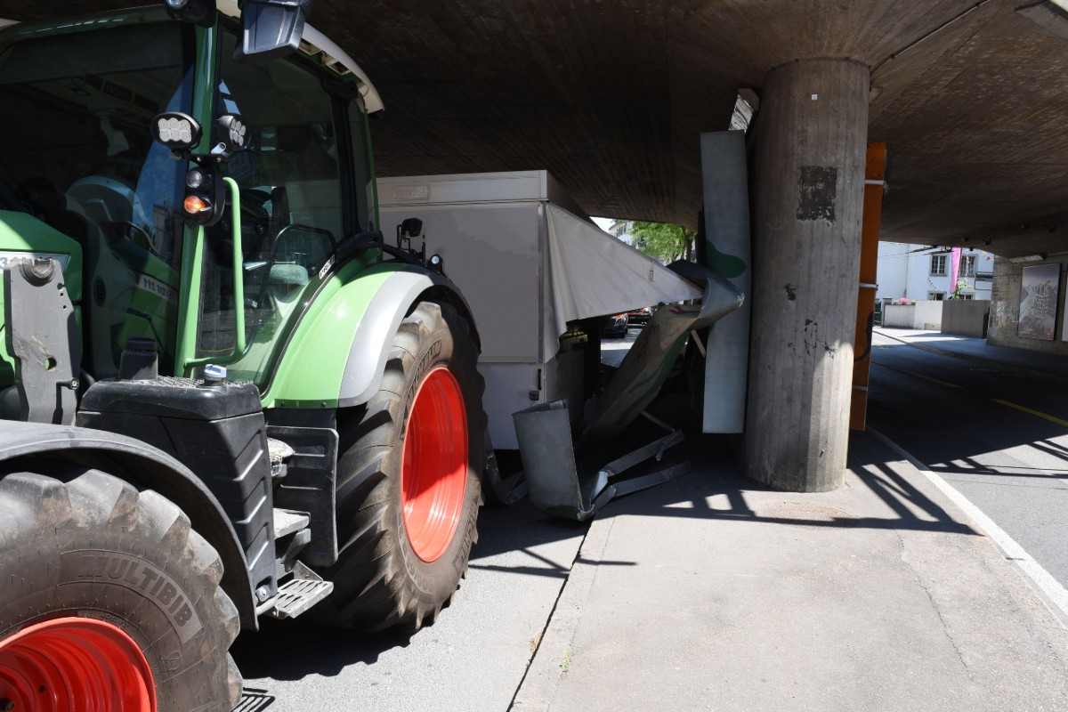 Luzern - Anhänger-Klappe reisst Lärmschutzeinrichtung ab – 20'000 Franken Sachschaden