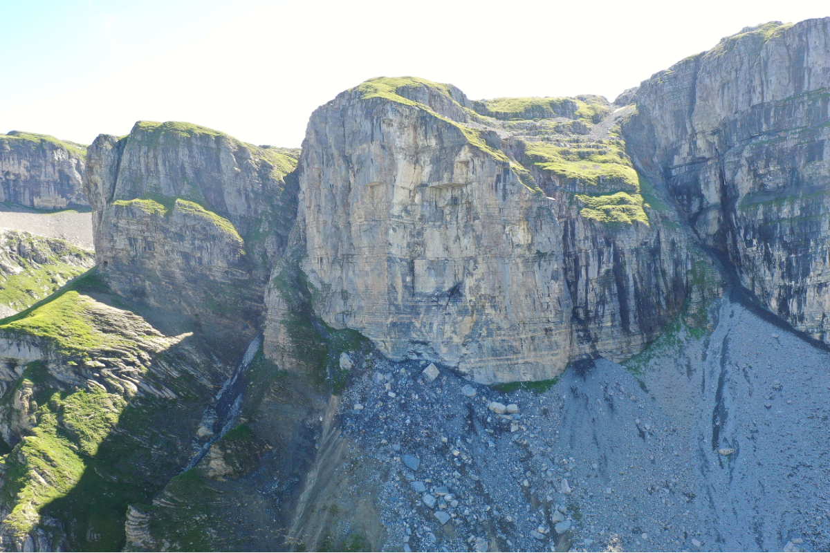 Ein Felssturz hat sich gestern oberhalb von Bisisthal ereignet.
