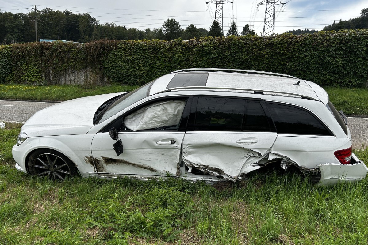Safenwil AG - 79-Jähriger baut wegen Sekundenschlaf Unfall und landet mit dem Mercedes auf den Geleisen