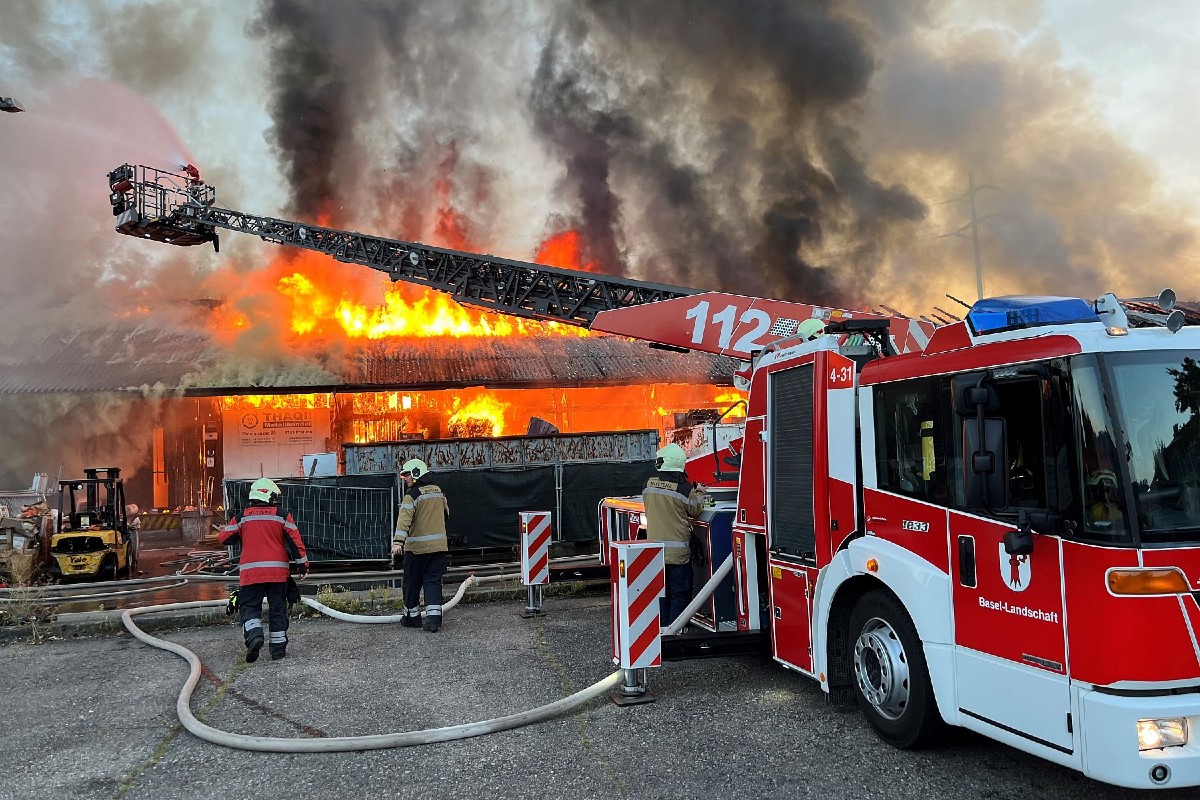 Pratteln BL - Gewerbegebäude in Vollbrand