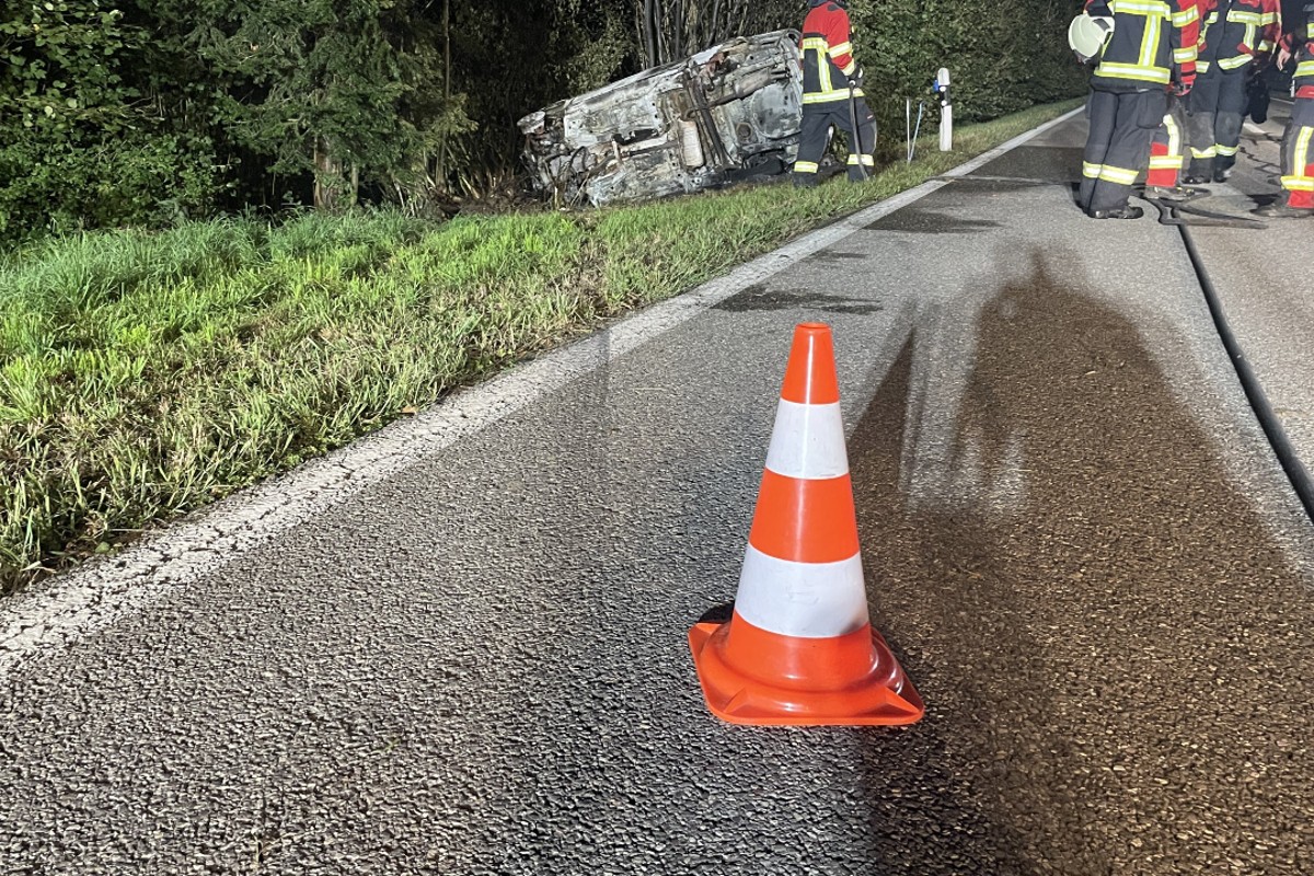 Merenschwand AG - VW Passat nach Unfall in Brand geraten
