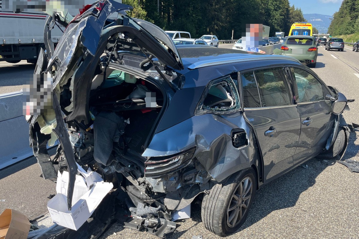 Kriegstetten SO- Auffahrunfall auf der A1 mit drei beteiligten Autos – zwei Verletzte