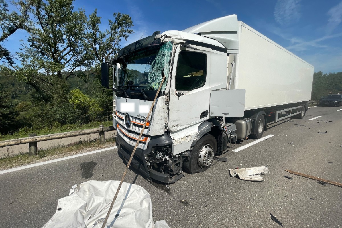 Bichelsee TG - Lieferwagen gerät auf die Gegenfahrbahn und verursacht eine Frontalkollision