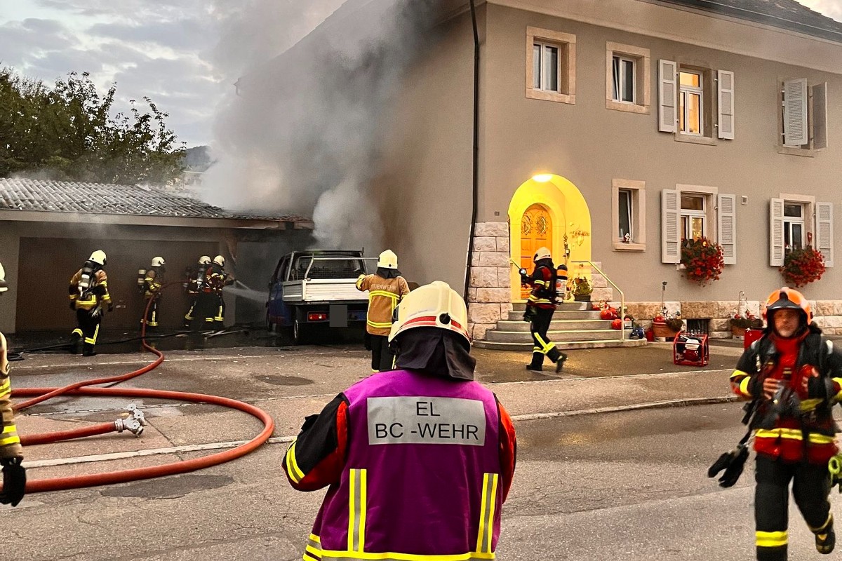 Breitenbach SO - Garagenbox in Vollbrand - Personen evakuiert