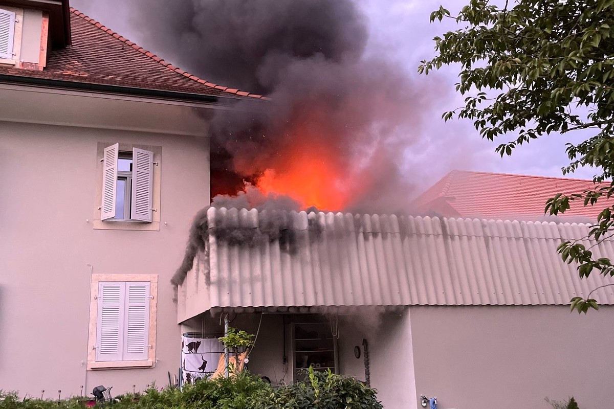 Breitenbach SO - Garagenbox in Vollbrand - Personen evakuiert