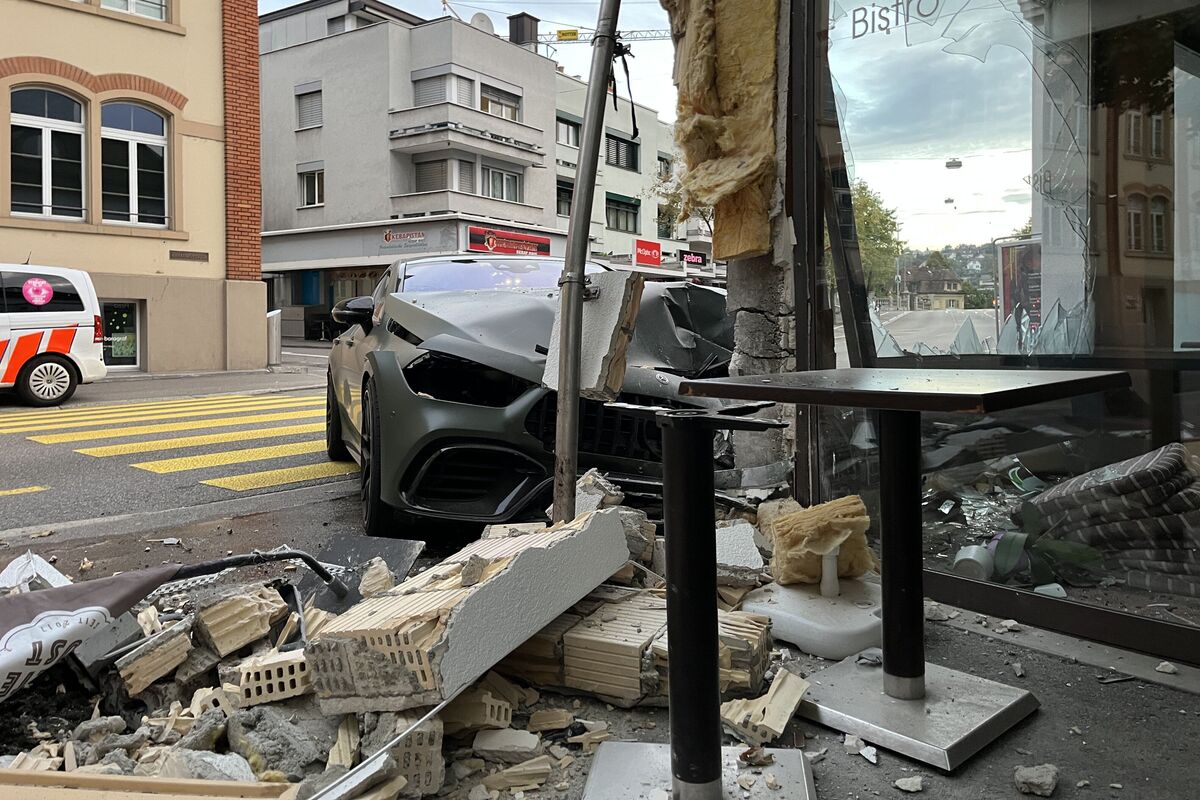 Unfall heute in Wohlen AG - Mercedes prallt heftig in ein Gebäude