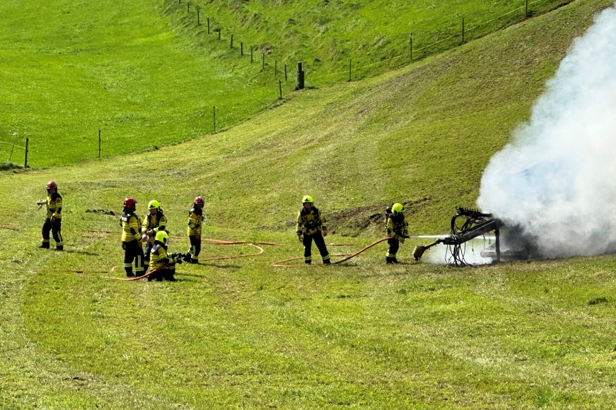 Unterschlatt AI - Rundballenpresse geht in Flammen auf