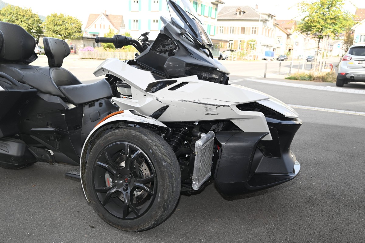 Kanton St. Gallen - Unfall zwischen Auto und dreirädrigem Motorrad in Nesslau