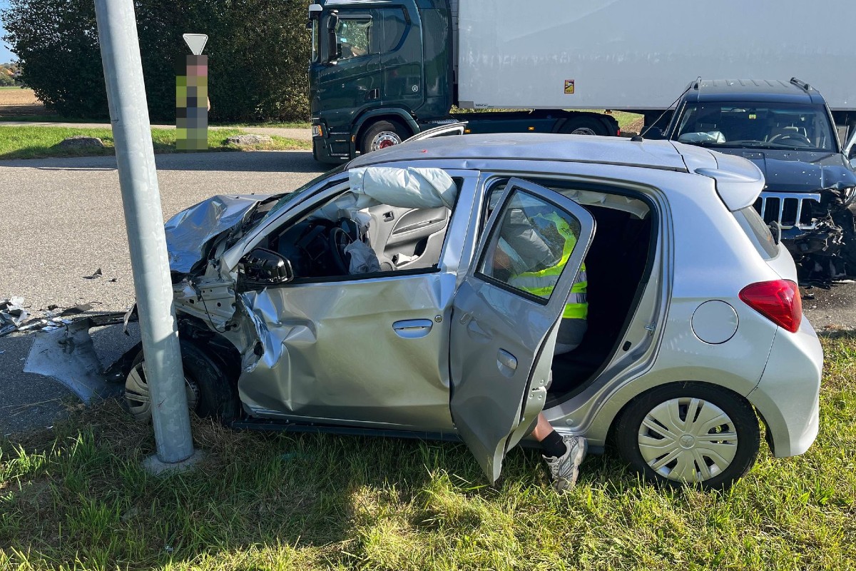 Kanton Solothurn - SUV gerät in Härkingen auf Gegenfahrbahn - eine Person nach Frontalkollision schwer verletzt