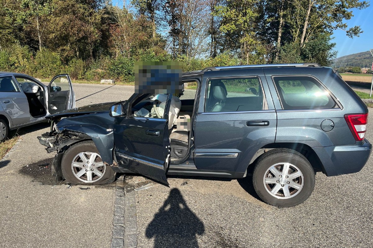 Kanton Solothurn - SUV gerät in Härkingen auf Gegenfahrbahn - eine Person nach Frontalkollision schwer verletzt