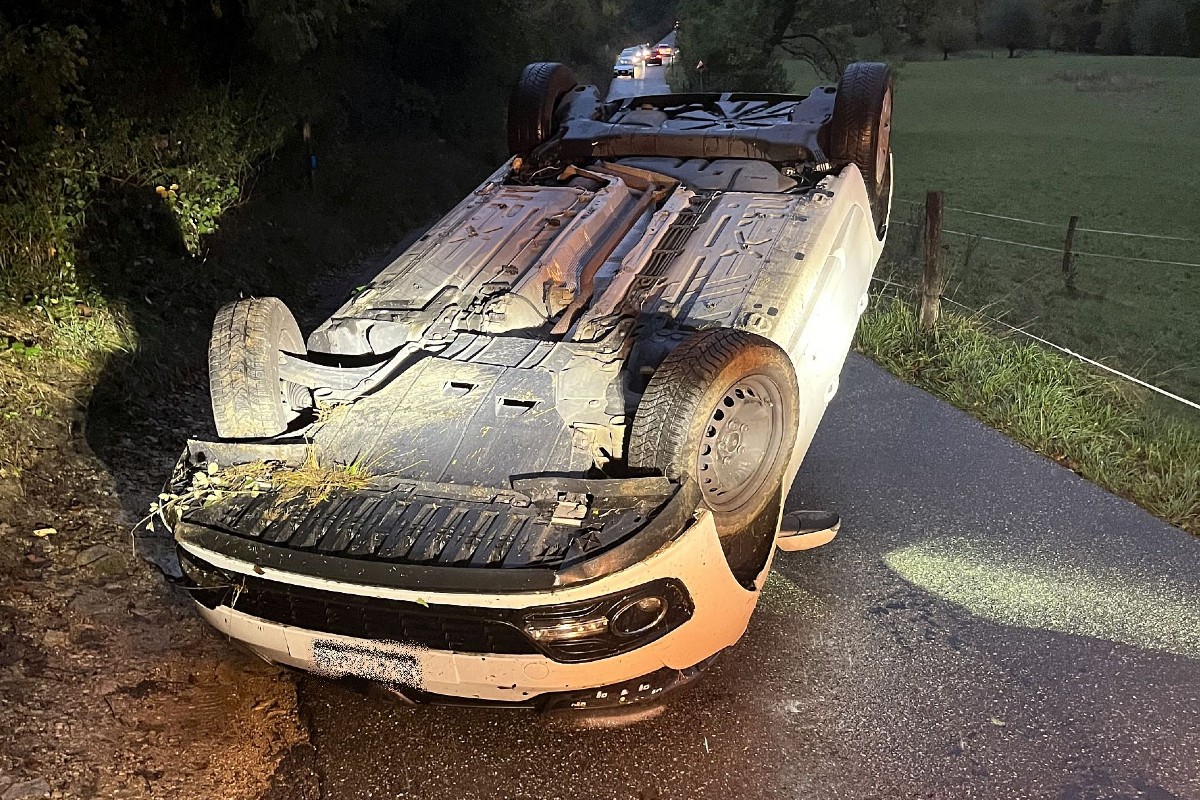 Arlesheim BL - Fahrzeug nach Selbstunfall auf dem Dach