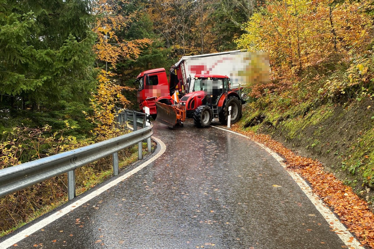 Welschenrohr SO - Passstrasse auf Balmbergstrasse wegen feststeckendem Lastwagen gesperrt