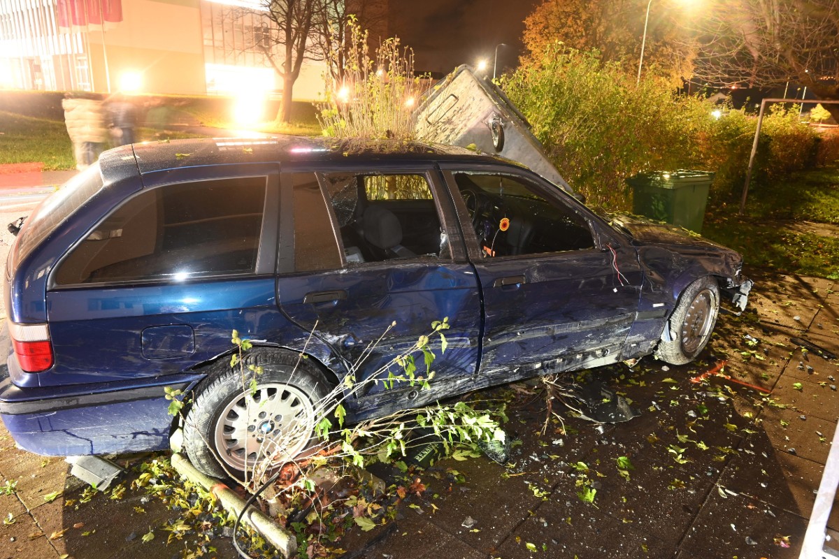 Buchs SG - Abbiegen misslingt komplett - 19-Jähriger verursacht riesigen Schaden