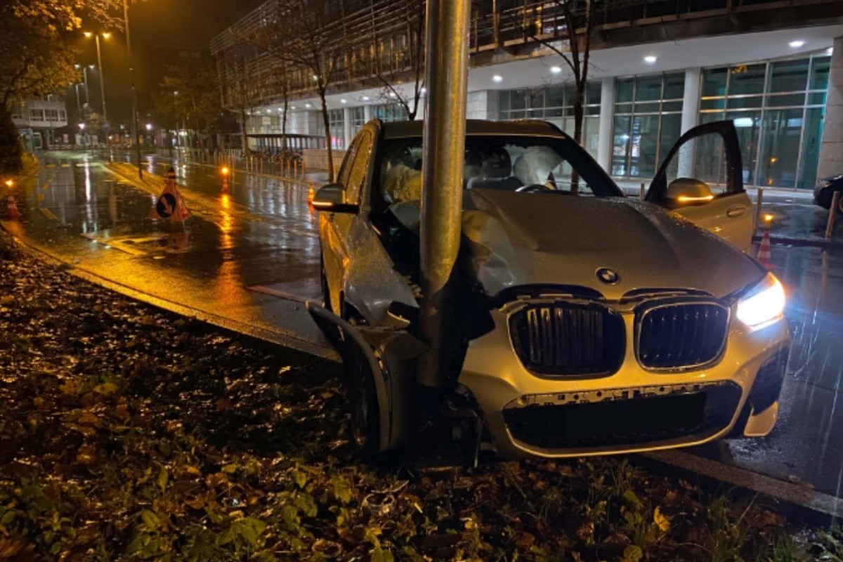 Unfälle im Kanton Zug - Lichtsignalanlage umgefahren – Auto mit Lichtmasten verkeilt