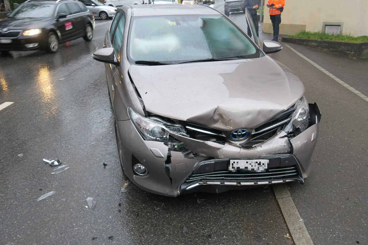Unfall in Glarus - Auto gerät auf Gegenfahrbahn