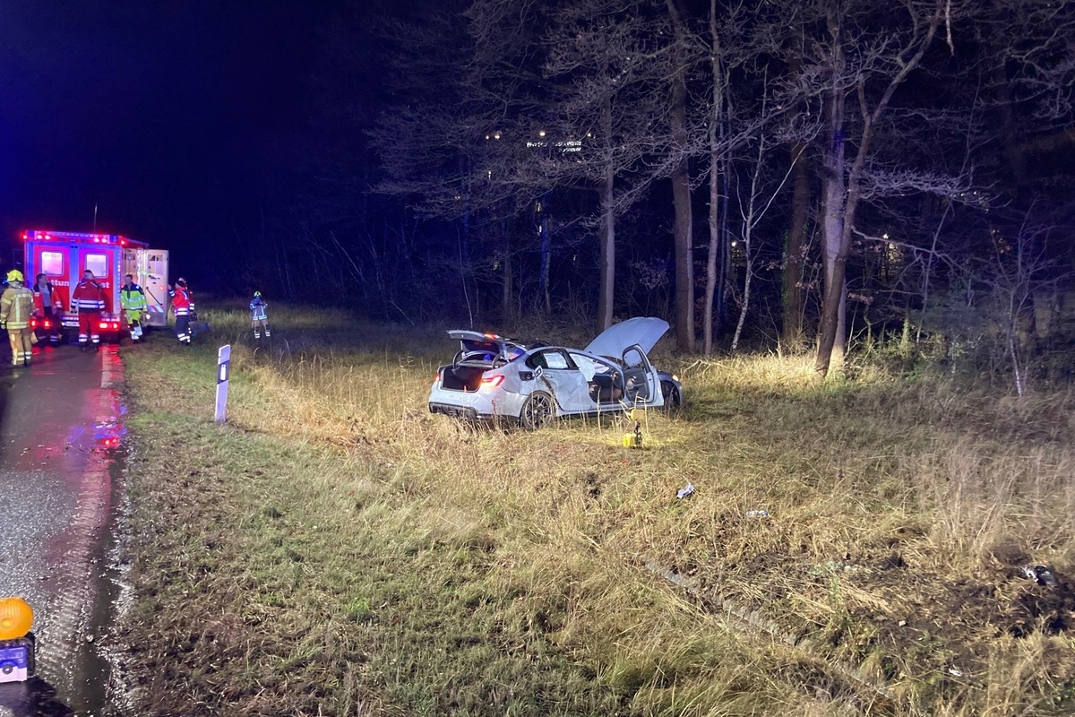 Hannover NI - Auto bei schwerem Unfall überschlagen