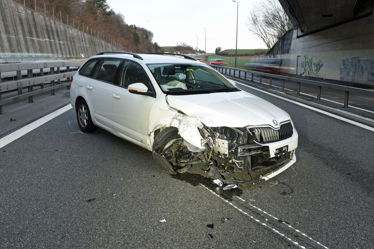 Knutwil LU - Skoda kollidiert auf A2 mit Anpralldämpfer
