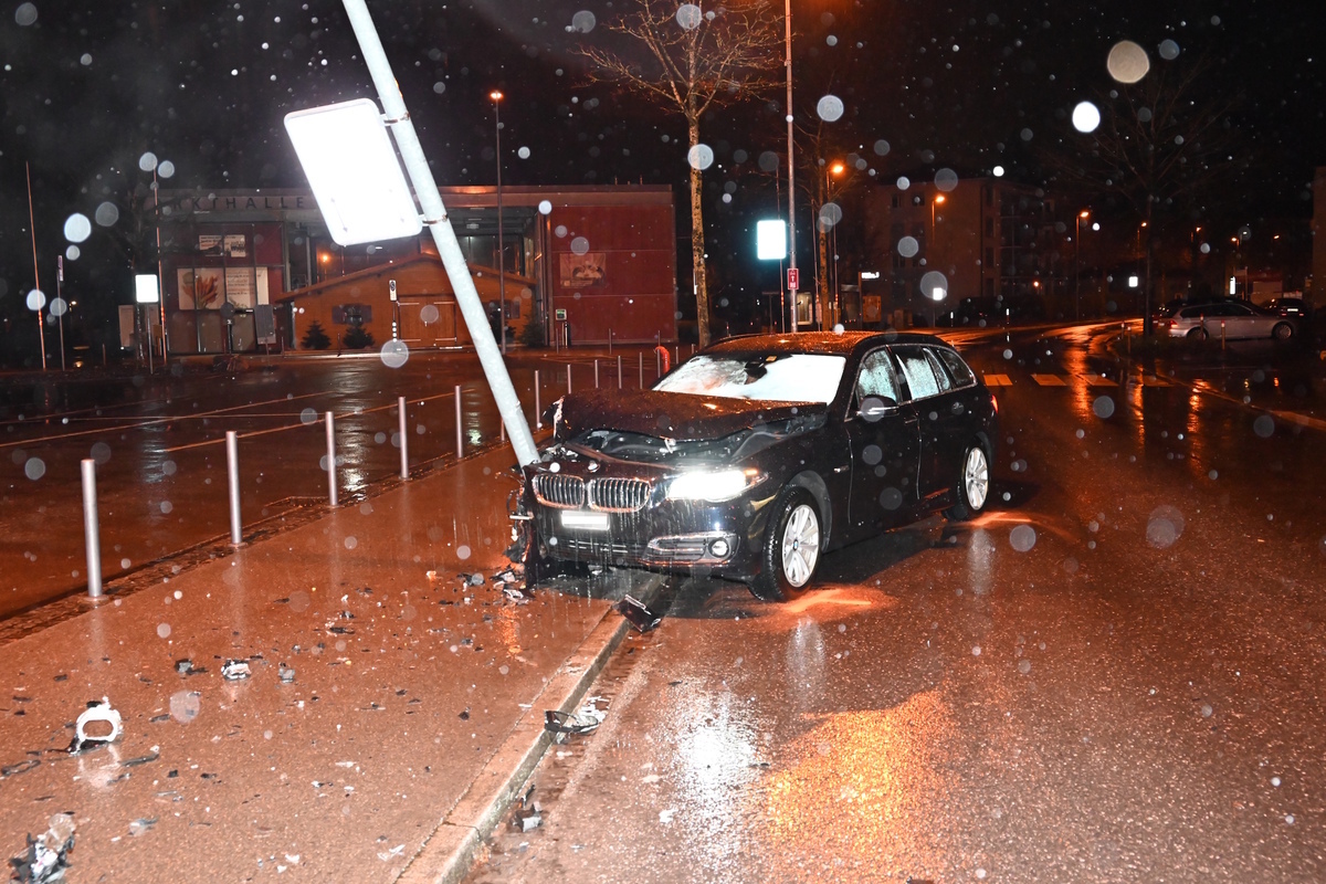 Gossau SG - Heftig gegen eine Strassenlaterne geprallt