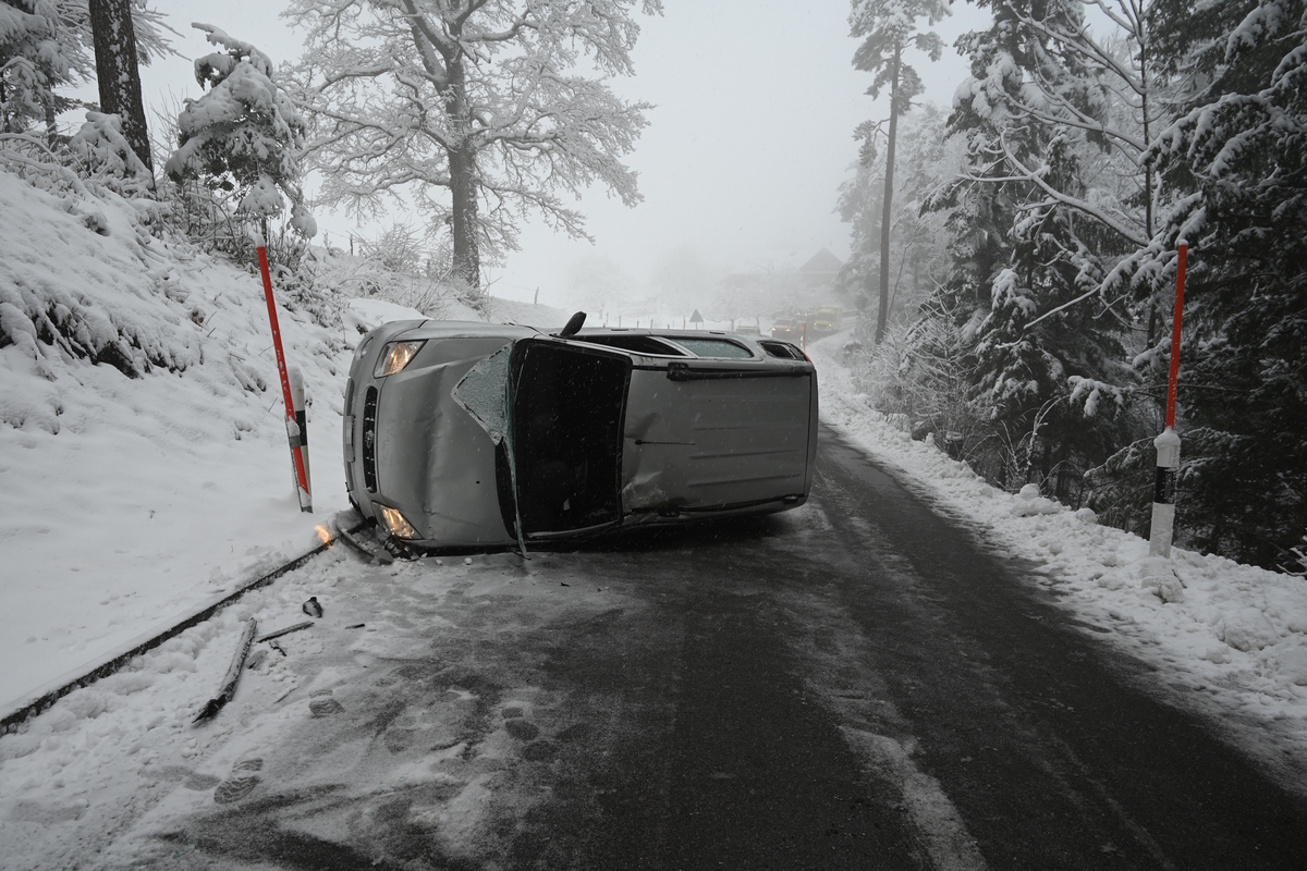 Ganterschwil SG - Unfall auf schneebedeckter Strasse
