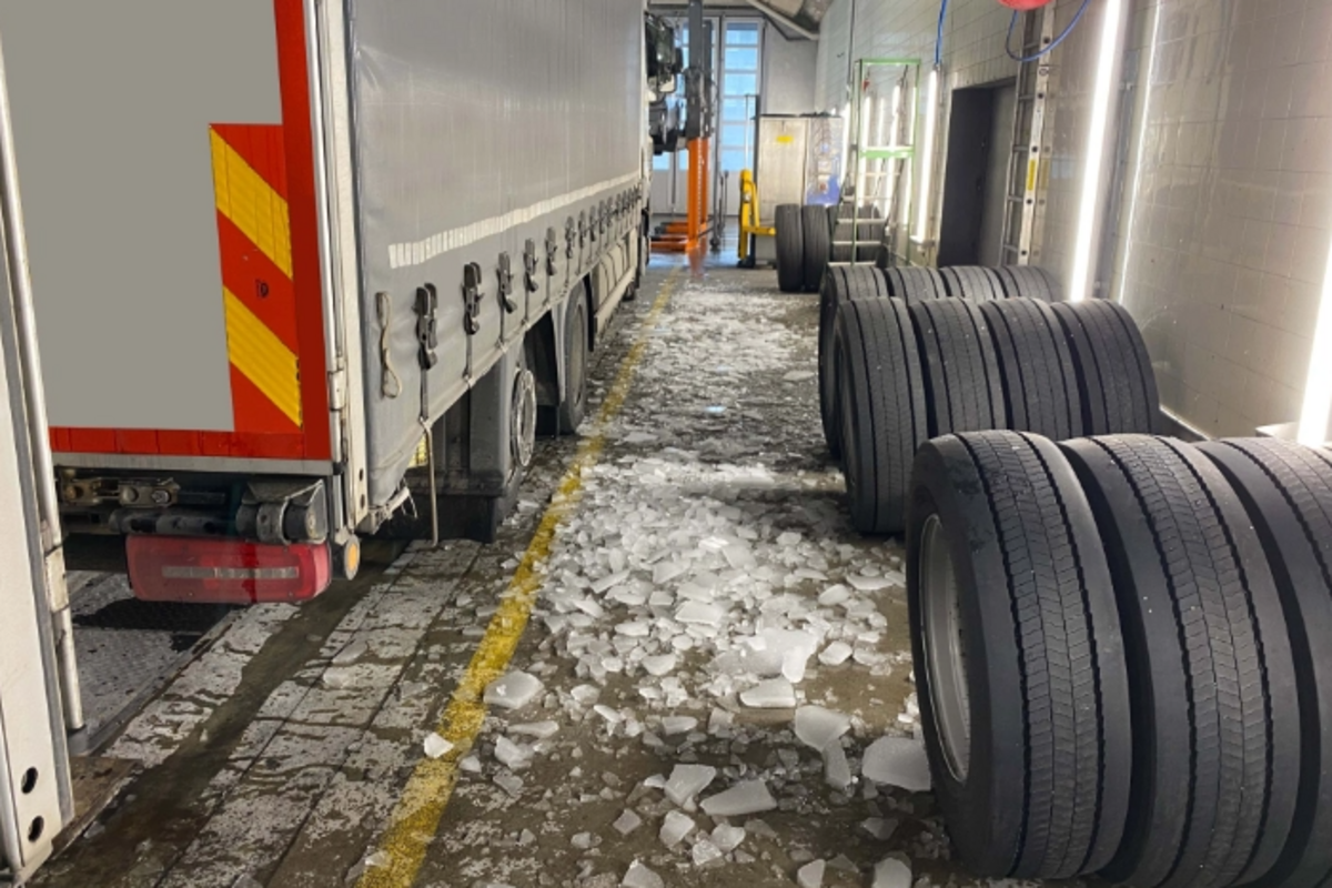 Baar ZG - Windschutzscheibe von Eisplatte zerschmettert