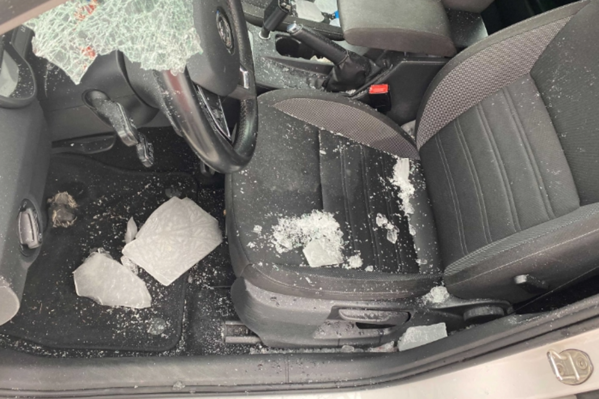 Baar ZG - Windschutzscheibe von Eisplatte zerschmettert