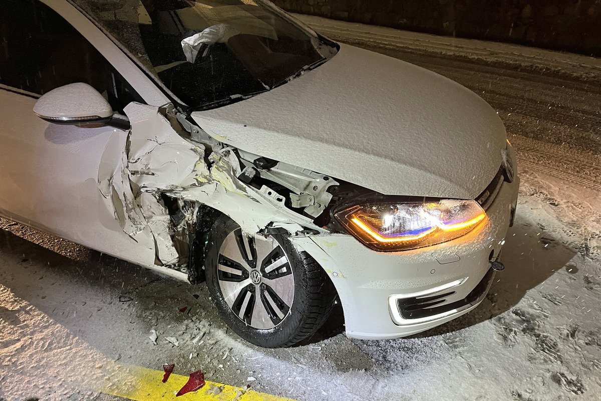 Triengen LU - Hoher Sachschaden nach Unfall mit Postauto