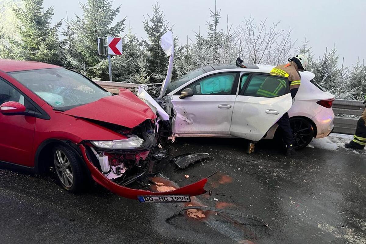 Plettenberg NW - Frontalunfall fordert mehrere Verletzte 