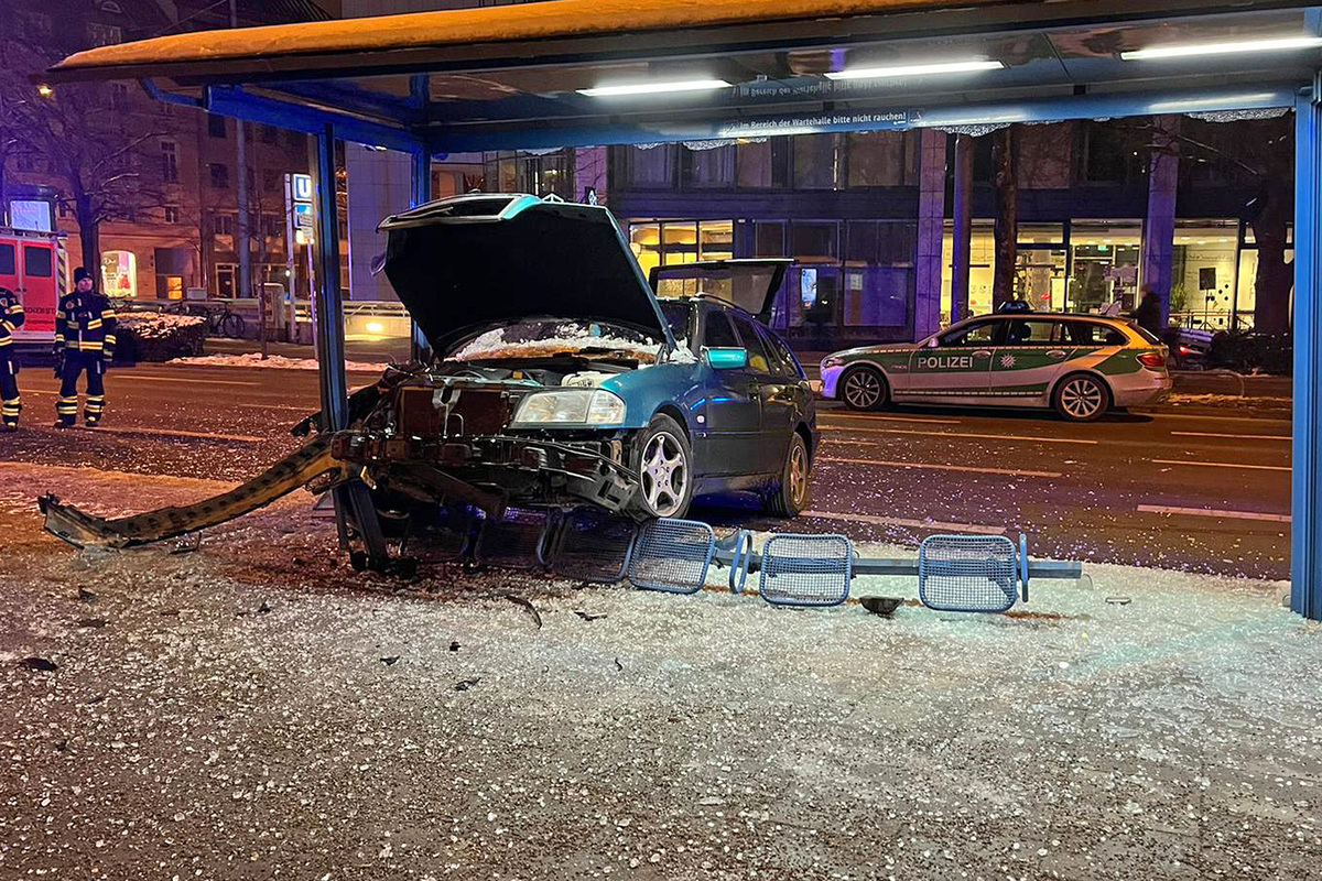 Maxvorstadt BY - Auto in Tramhaltestelle gefahren