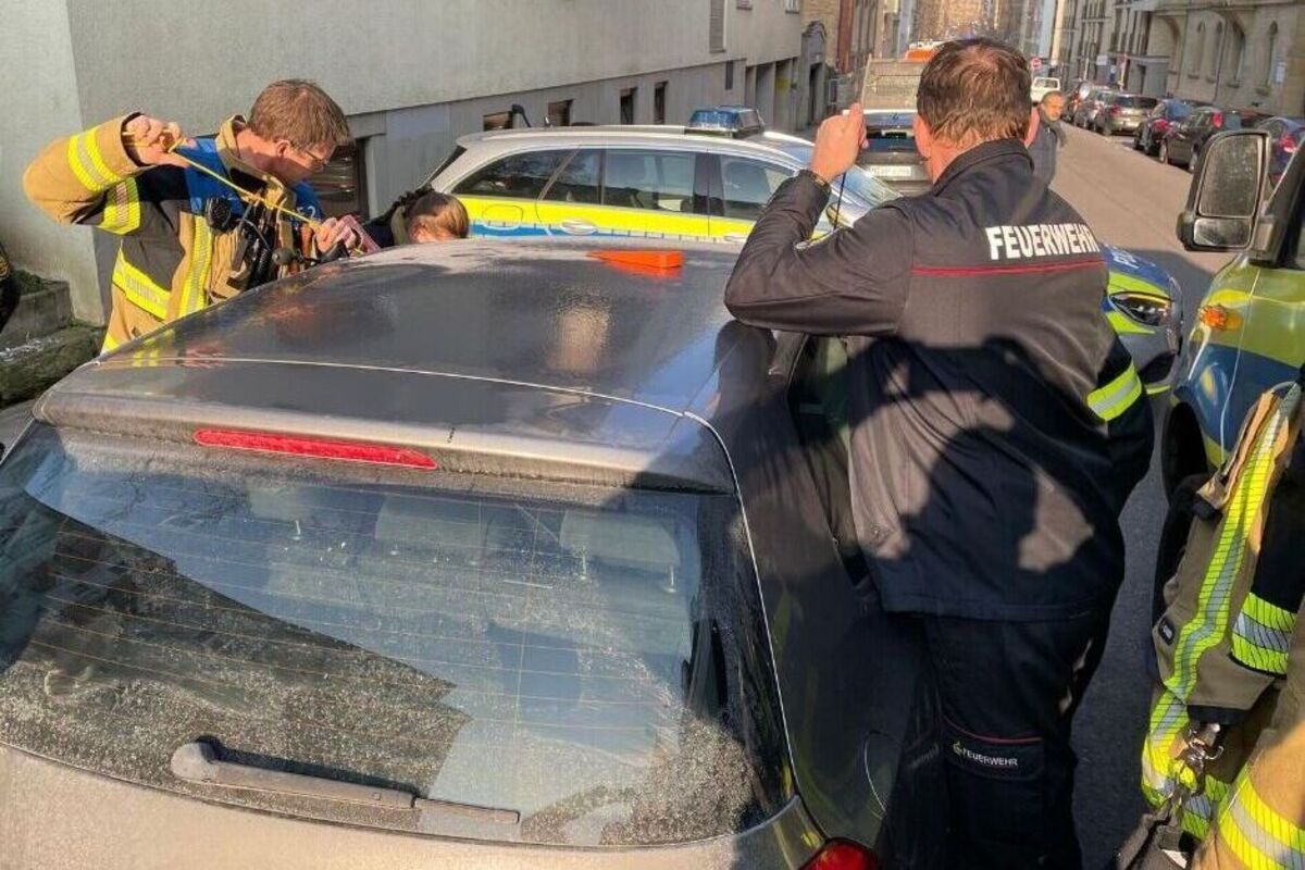 Stuttgart BW - Zitternden Hund aus eiskaltem Auto befreit