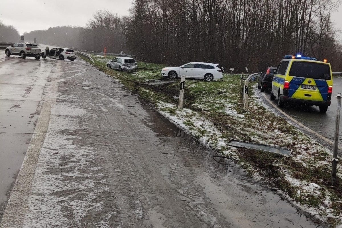 Schwanewede/BAB27 NI - Mehrere Unfälle hintereinander - Diensthund und Hundeführerin verletzt