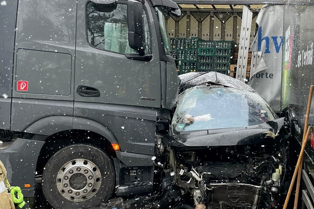 Bundesautobahn 6 nach mehreren Unfällen gesperrt 