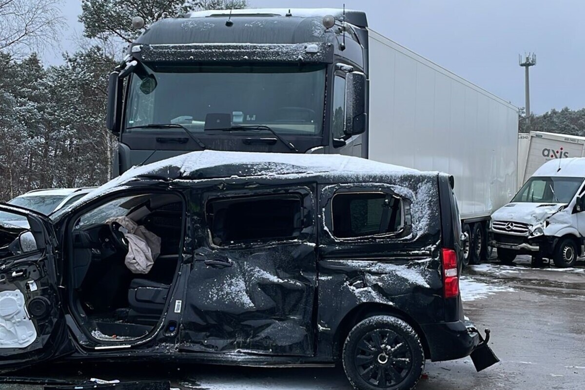 Bundesautobahn 6 nach mehreren Unfällen gesperrt 